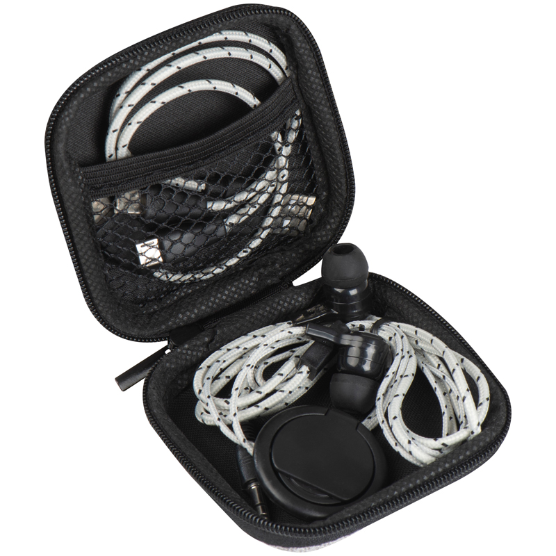 Zip-closure travel set featuring a Micro-USB, C-Type and iOS cha