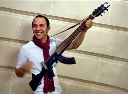 Escopetarra: AK-47 + guitar