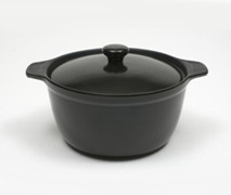 Maxwell & Williams Microstoven Round Casserole 2.7L Blck - Min O Maxwell & Williams Microstoven Round Casserole 2.7L Blck - Min O
